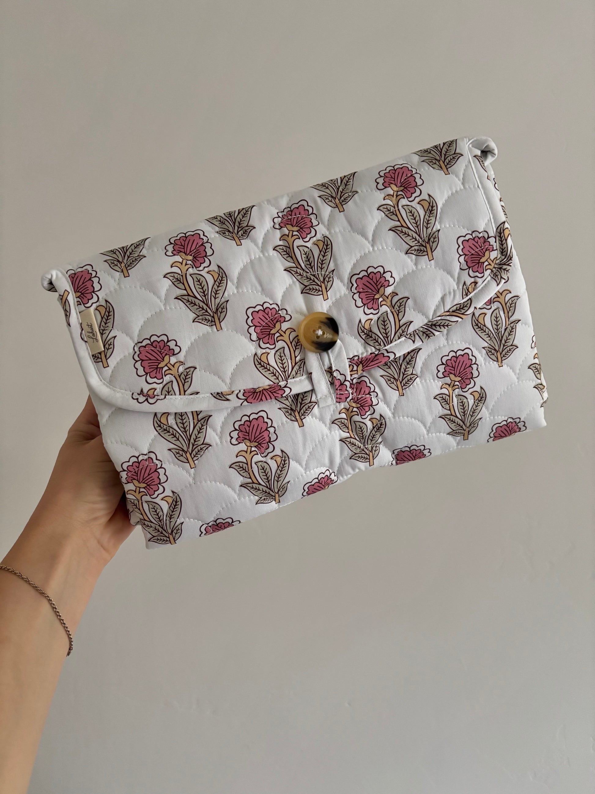 The Lahart Kit – Stylish Diaper Changing Mat & Chic Carry Bag