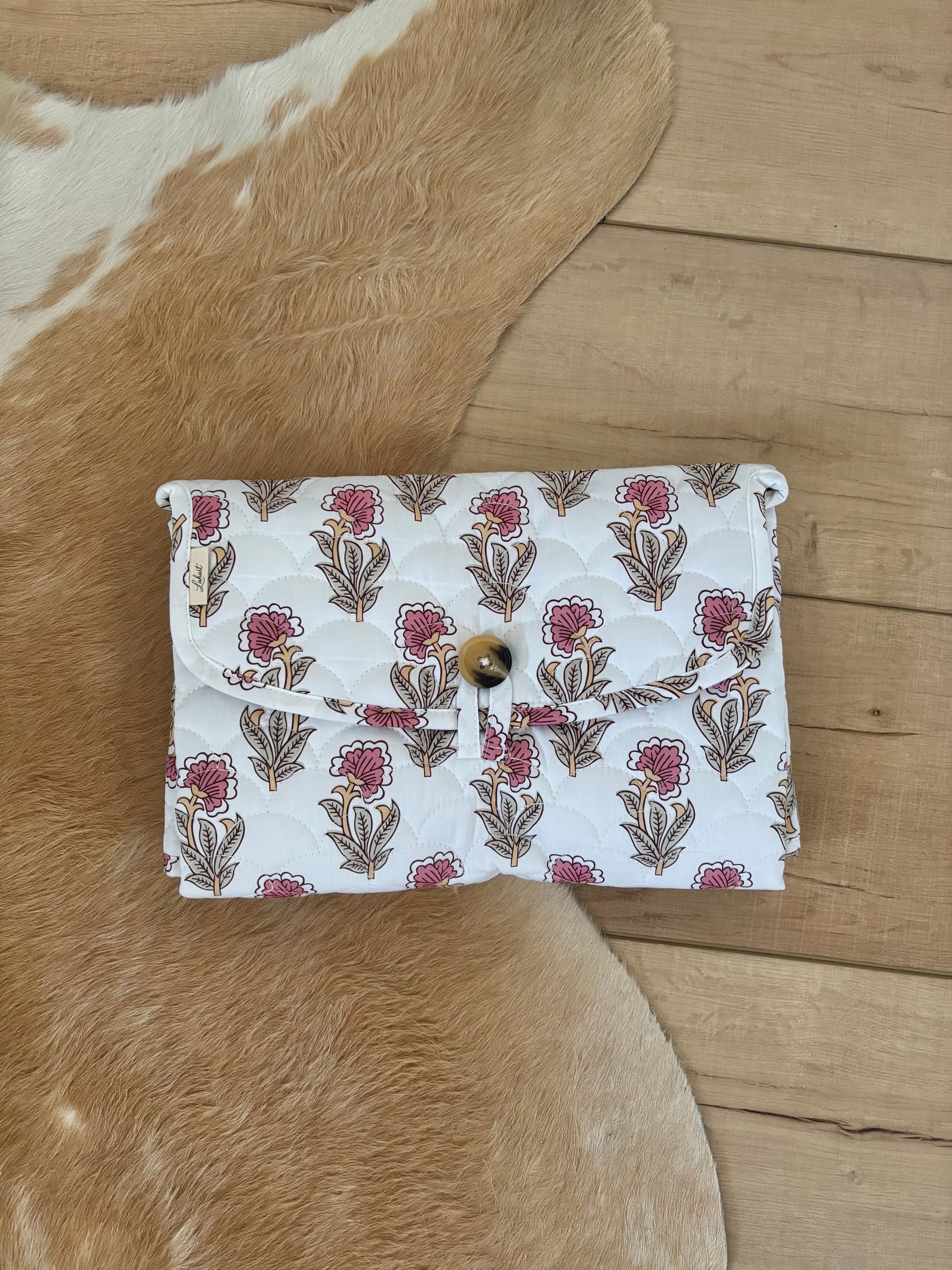 The Lahart Kit – Stylish Diaper Changing Mat & Chic Carry Bag