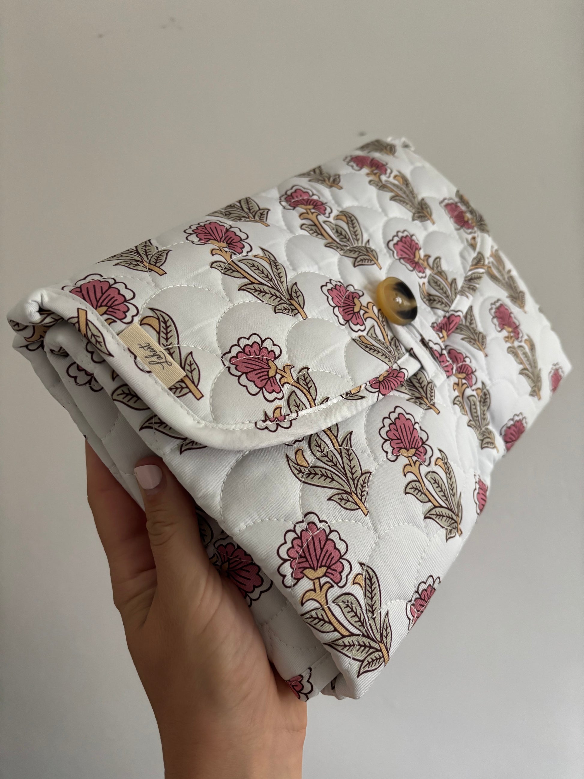 The Lahart Kit – Stylish Diaper Changing Mat & Chic Carry Bag