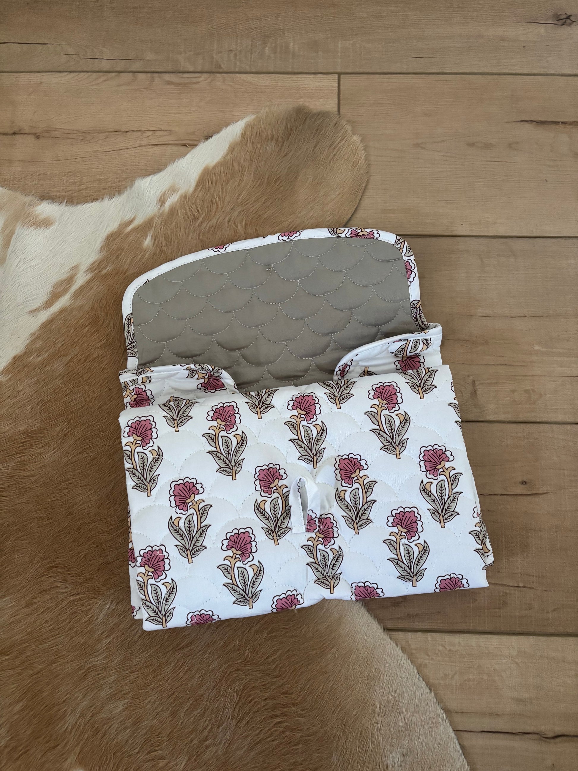 The Lahart Kit – Stylish Diaper Changing Mat & Chic Carry Bag