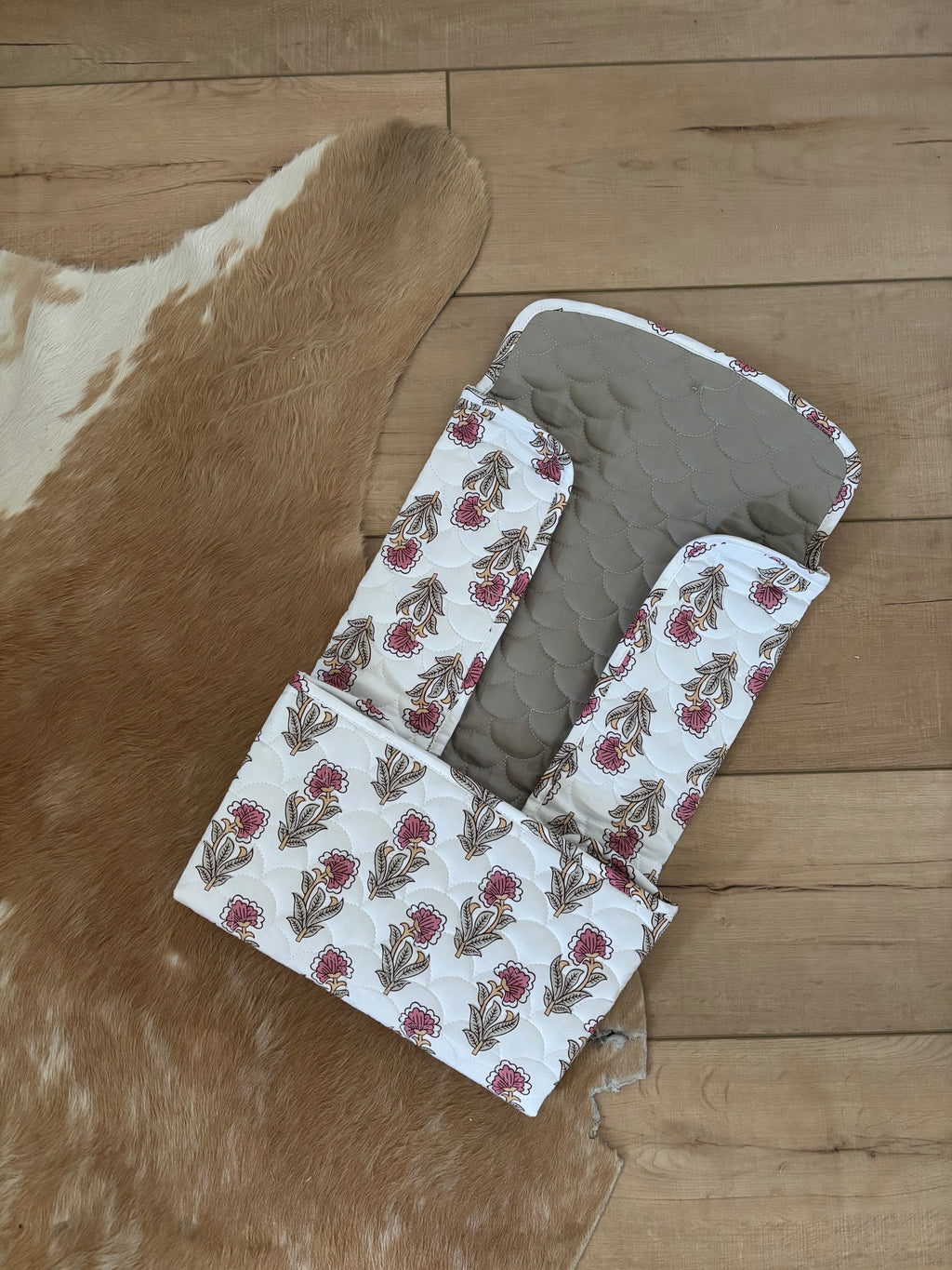 The Lahart Kit – Stylish Diaper Changing Mat & Chic Carry Bag