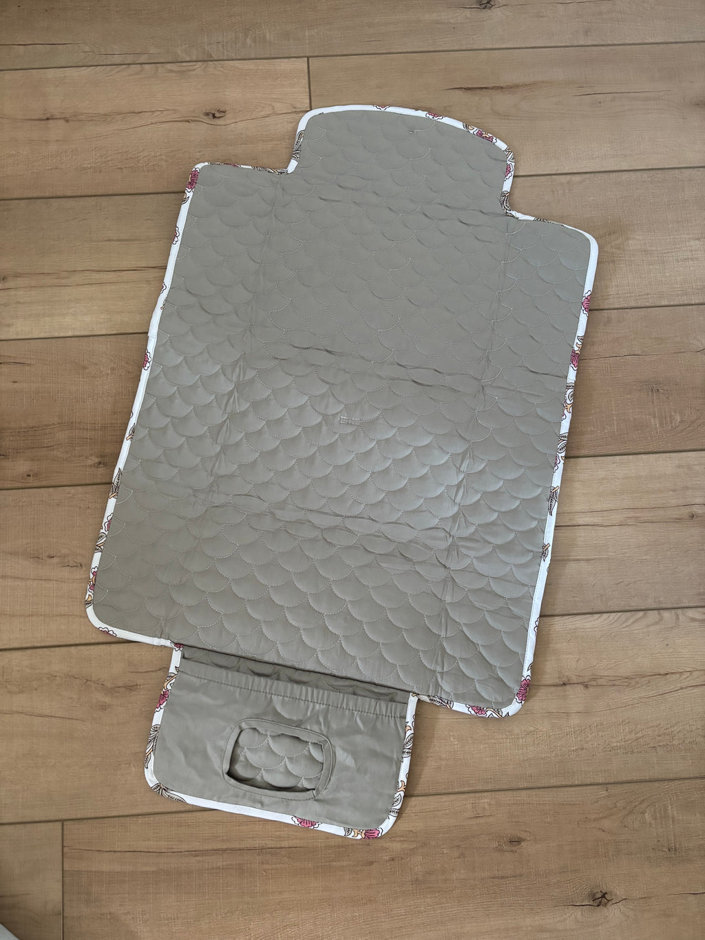 The Lahart Kit – Stylish Diaper Changing Mat & Chic Carry Bag